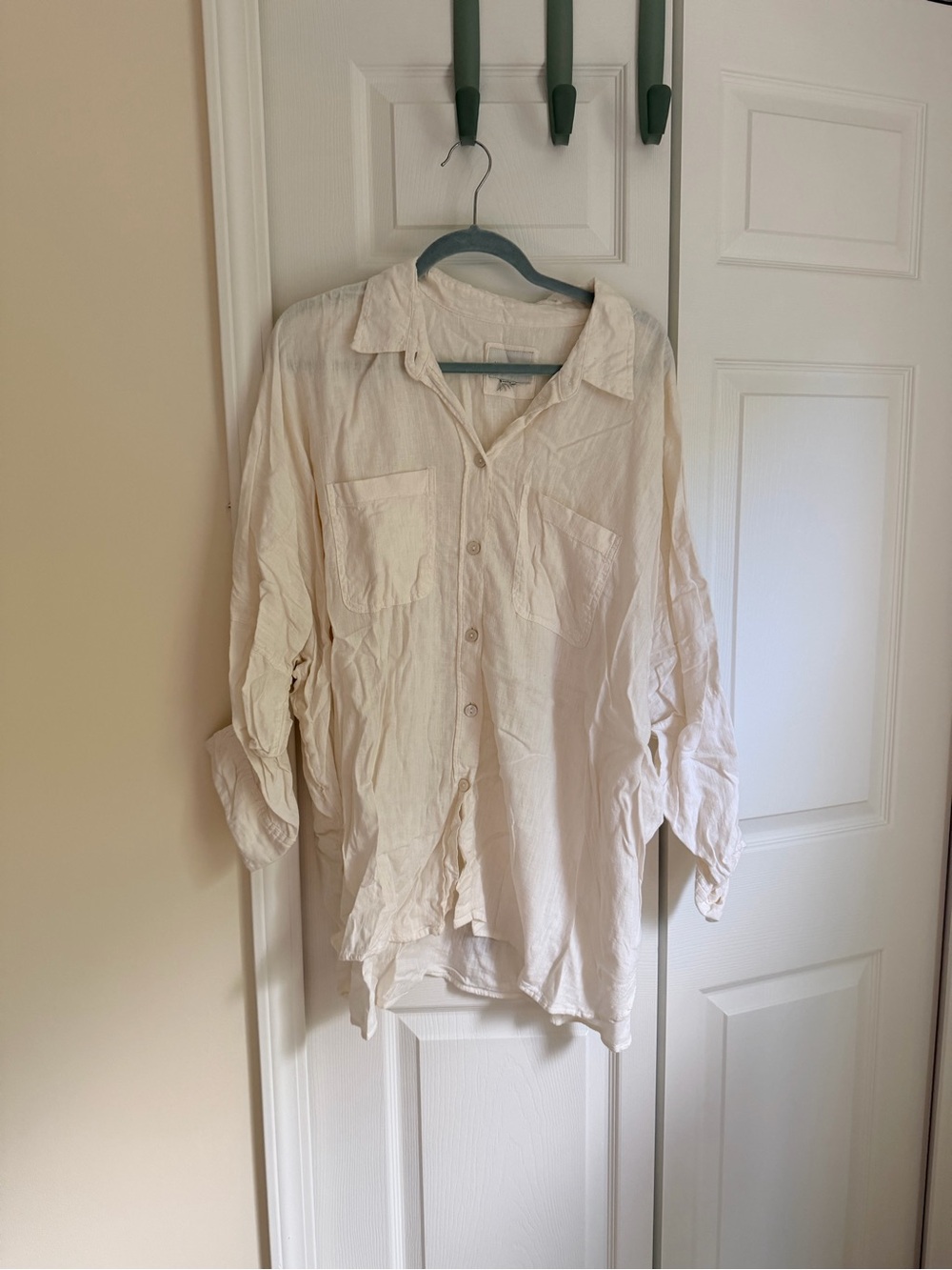 Women’s American Eagle Lightweight oversized Cream Button-Up Shirt